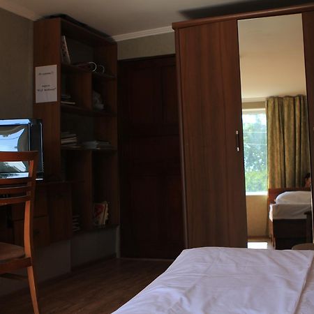 Holiday Hostel House Bishkek Ngoại thất bức ảnh