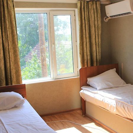 Holiday Hostel House Bishkek Ngoại thất bức ảnh
