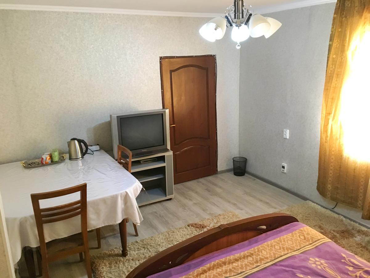 Holiday Hostel House Bishkek Ngoại thất bức ảnh