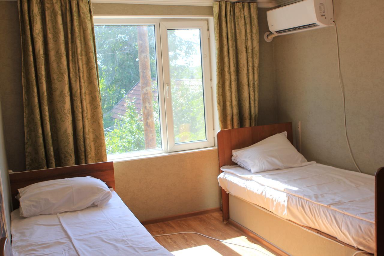 Holiday Hostel House Bishkek Ngoại thất bức ảnh